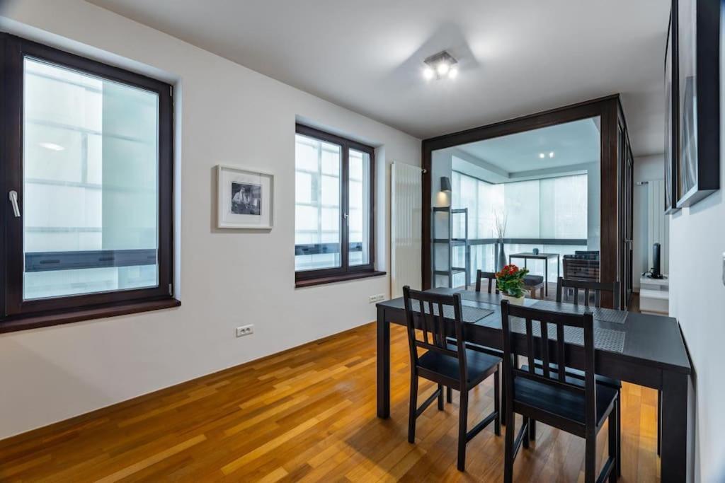 Modern Spacious Flat With A Terrace And A Parking Praha Bagian luar foto