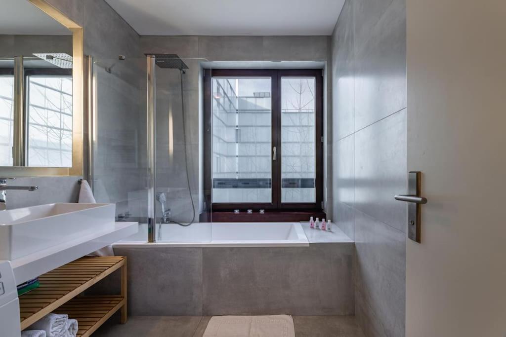 Modern Spacious Flat With A Terrace And A Parking Praha Bagian luar foto