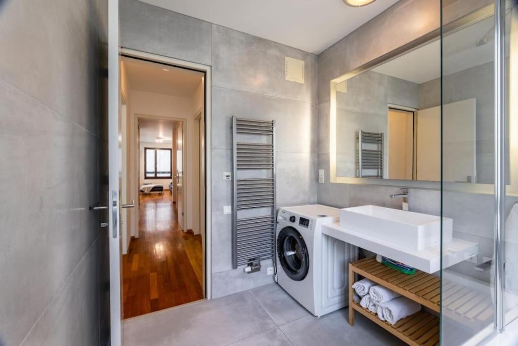 Modern Spacious Flat With A Terrace And A Parking Praha Bagian luar foto