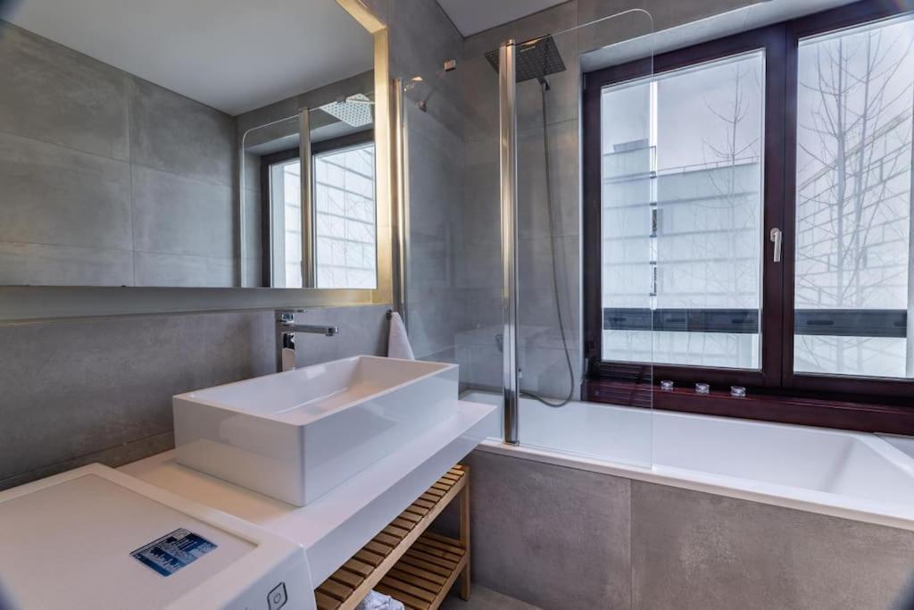 Modern Spacious Flat With A Terrace And A Parking Praha Bagian luar foto